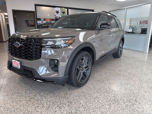 New 2026 Ford Explorer ST-Line w/ ST-Line Street Pack image 3