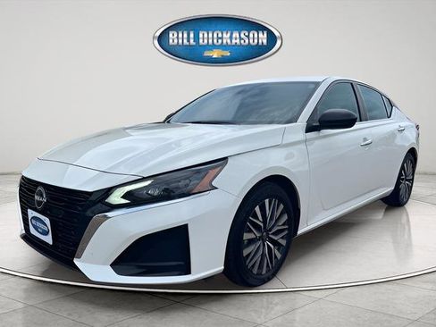 Used 2025 Nissan Altima 2.5 SV FWD image 3
