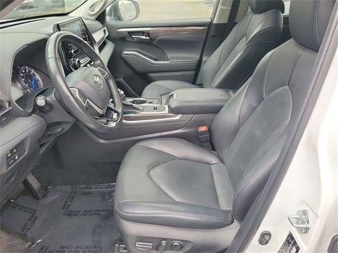 Used 2022 Toyota Highlander Limited image 12