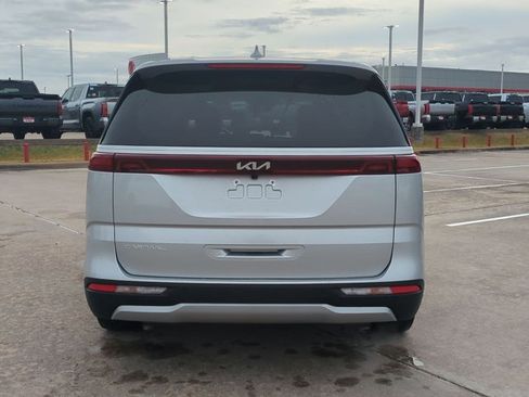Used 2023 Kia Carnival LX image 6