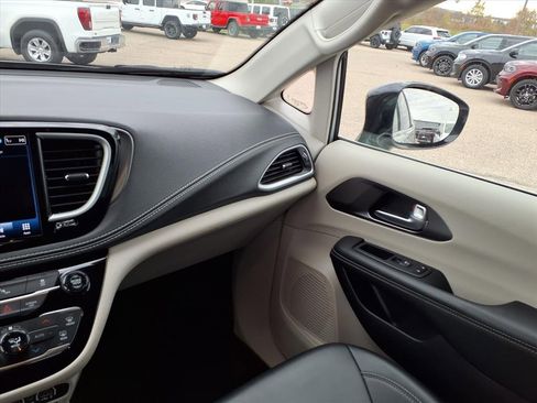 Used 2024 Chrysler Pacifica Select image 26