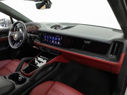 Used 2026 Porsche Cayenne GTS AWD/4WD image 39
