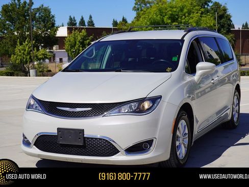 Used 2017 Chrysler Pacifica Touring-L FWD image 1
