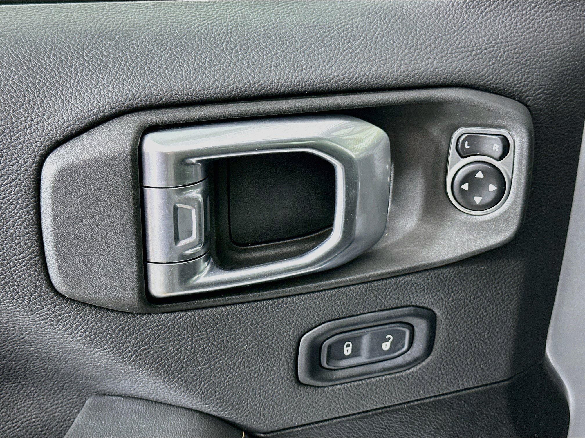 Used 2024 Jeep Wrangler Unlimited Sahara w/ Safety Group AWD/4WD image 15