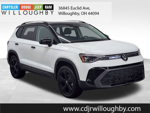 Used 2025 Volkswagen Taos SE image 3