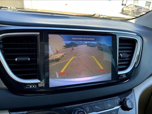 Used 2024 Chrysler Pacifica Touring-L FWD image 27