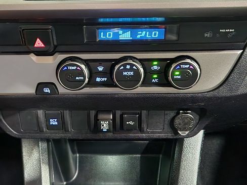 Used 2022 Toyota Tacoma SR5 RWD image 34