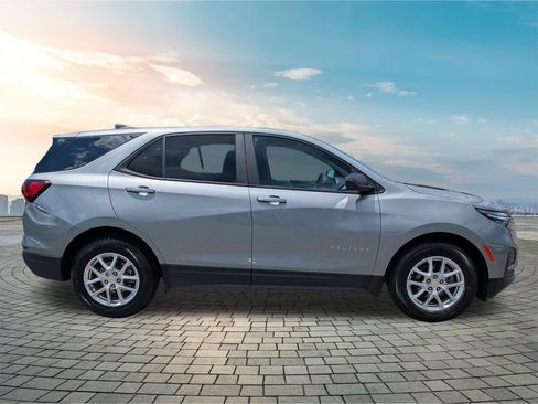 Used 2024 Chevrolet Equinox LS w/ LS Convenience Package FWD image 4