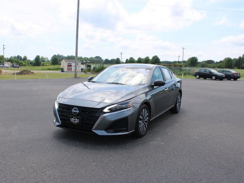 Used 2024 Nissan Altima 2.5 SV FWD image 4