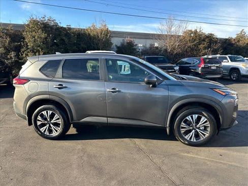 Used 2022 Nissan Rogue SV image 2