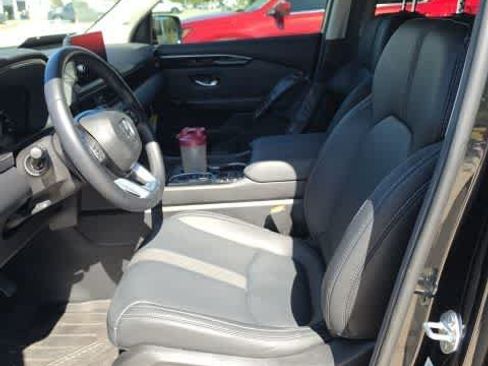 Used 2025 Honda Pilot Touring image 4