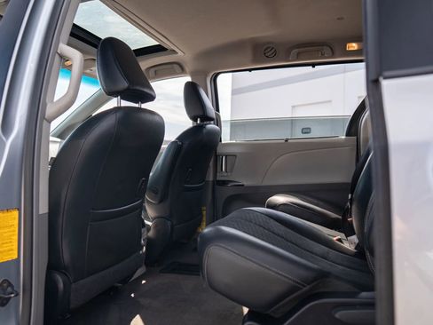 Used 2014 Toyota Sienna SE FWD image 20