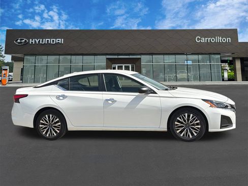 Used 2025 Nissan Altima 2.5 SV FWD image 4
