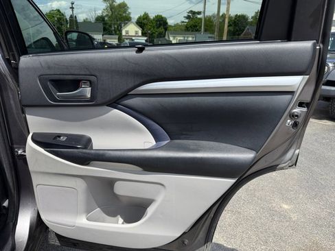 Used 2015 Toyota Highlander XLE AWD/4WD image 34