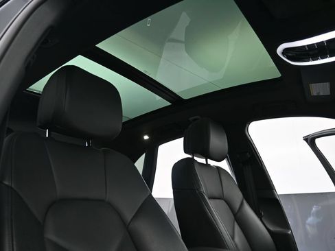 Certified 2023 Porsche Macan AWD/4WD image 21