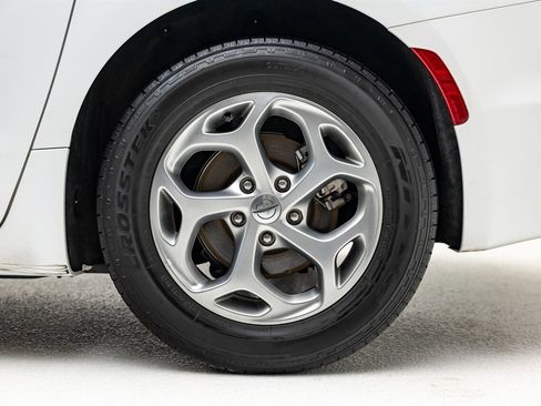 Used 2022 Chrysler Pacifica Limited image 12