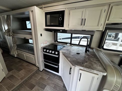 Used 2022 Ford E-450 and Econoline 450 Super Duty w/ Motorhome Prep Package RWD image 30