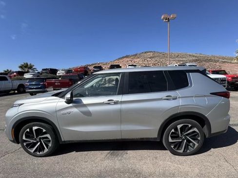 Used 2024 Mitsubishi Outlander 4WD Plug-In Hybrid image 2