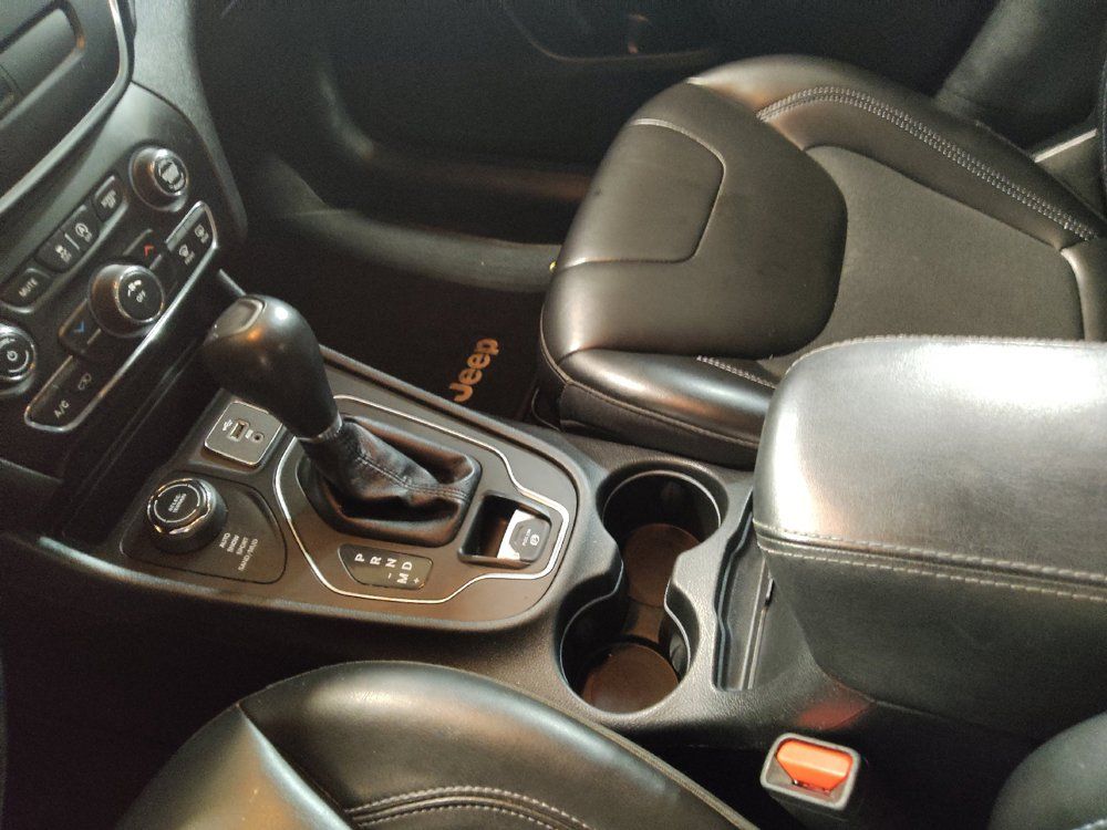 Used 2019 Jeep Cherokee Latitude Plus AWD/4WD image 26