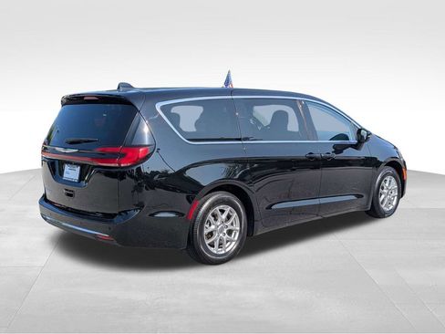 Used 2024 Chrysler Pacifica Touring-L FWD image 4