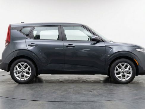 Used 2025 Kia Soul LX w/ LX Technology Package FWD image 11