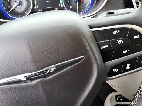 Used 2024 Chrysler Pacifica Touring-L FWD image 20