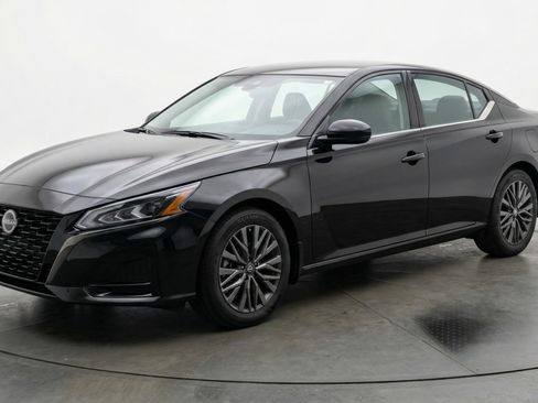 Used 2025 Nissan Altima 2.5 SV FWD image 3