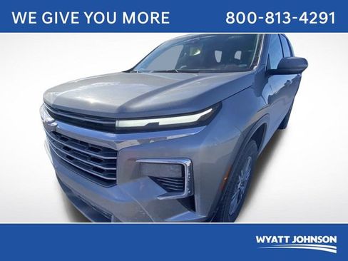 Used 2025 Chevrolet Traverse LT image 1