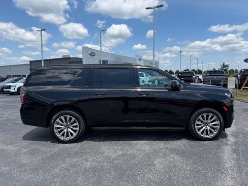 Used 2023 Chevrolet Suburban RST w/ Sport Performance Package AWD/4WD image 32