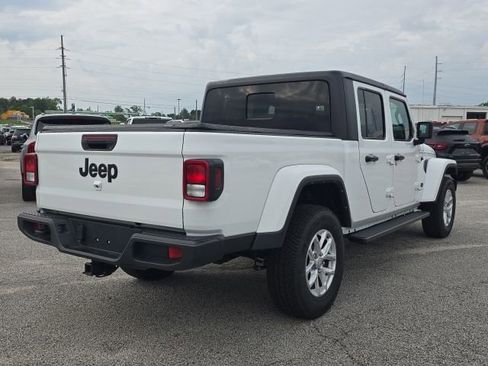 Used 2023 Jeep Gladiator Sport AWD/4WD image 5