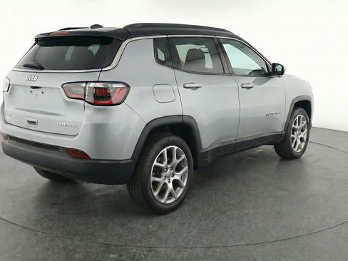 Used 2025 Jeep Compass Limited image 9