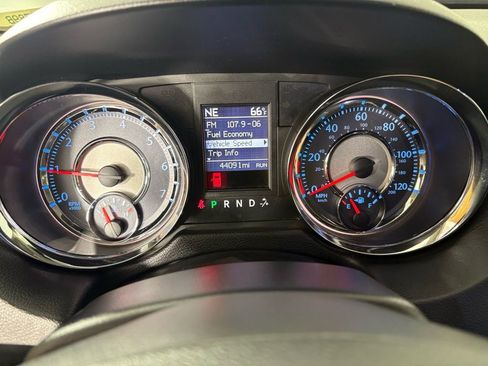 Used 2015 Chrysler Town & Country Touring-L image 20