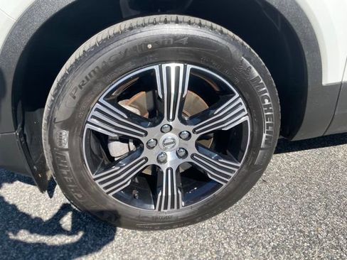 Used 2022 Volvo XC40 T5 Inscription w/ Climate Package image 9