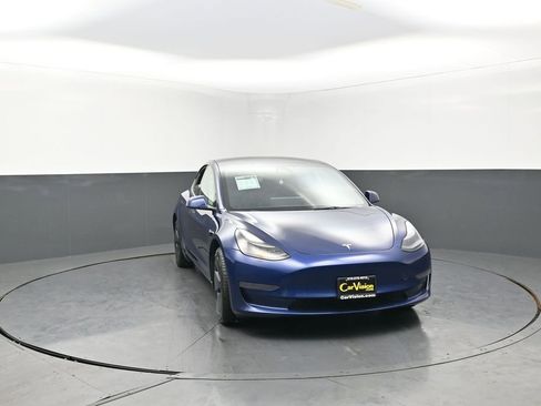 Used 2023 Tesla Model 3 Standard Range image 3