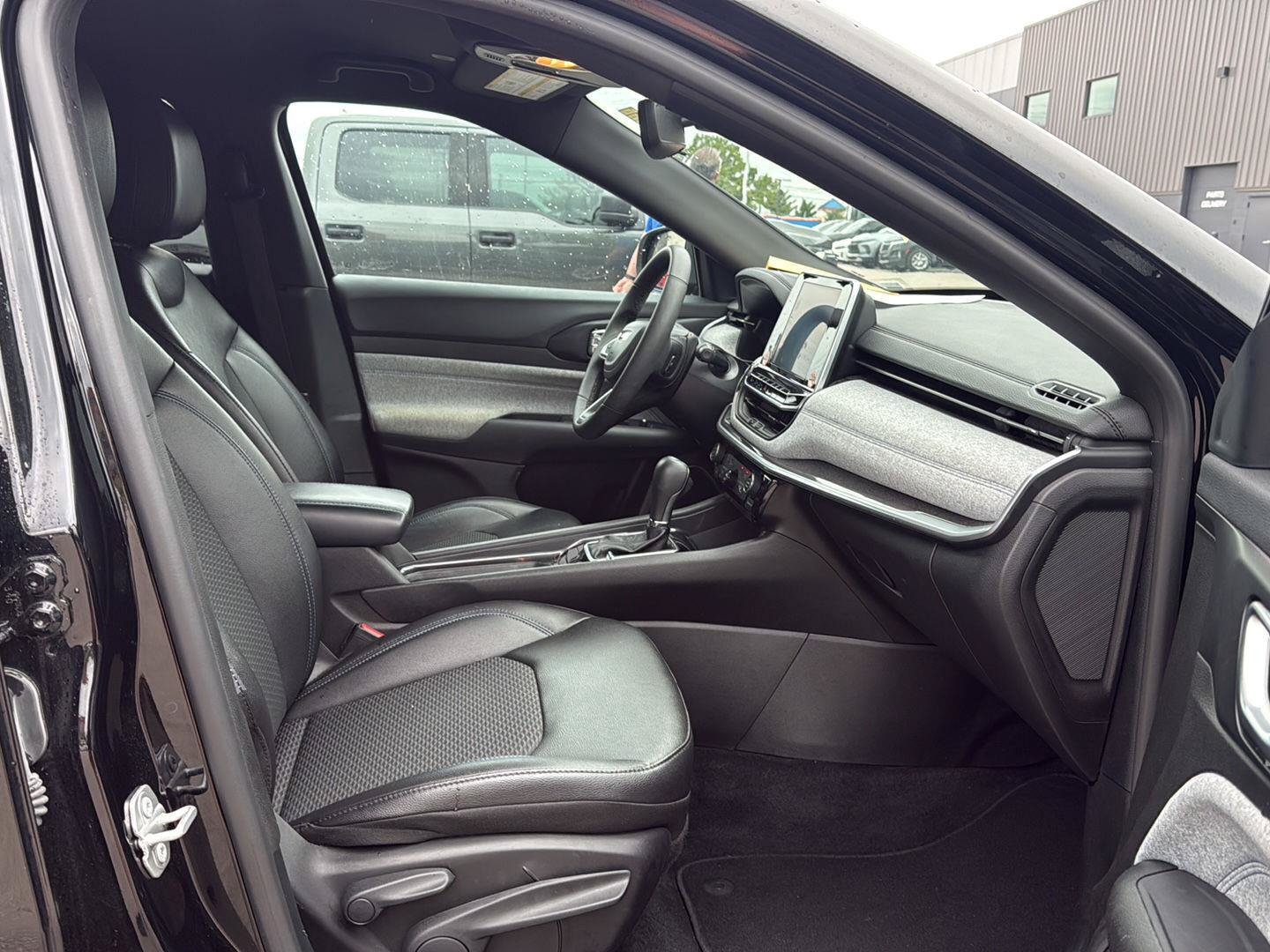 Used 2025 Jeep Compass Latitude AWD/4WD image 12