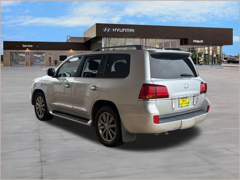 Used 2011 Lexus LX 570 4WD w/ Luxury Pkg image 3