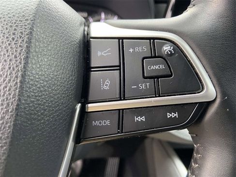 Used 2023 Toyota Highlander LE image 32