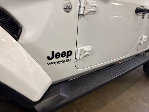 Used 2019 Jeep Wrangler Unlimited Sahara image 5