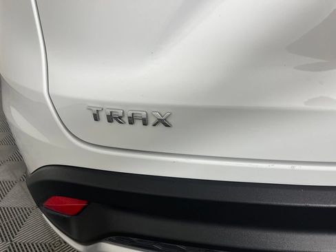 Certified 2025 Chevrolet Trax LT FWD image 4