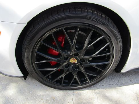 Used 2018 Porsche Panamera 4 image 16