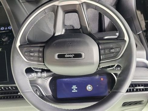 Used 2023 Jeep Grand Cherokee Laredo w/ Luxury Tech Group I image 17