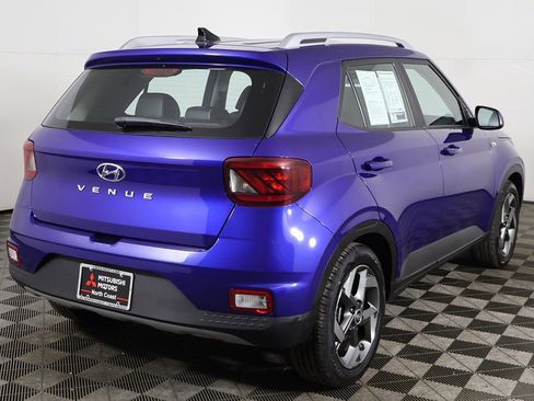 Used 2022 Hyundai Venue Limited FWD image 10