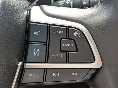Used 2022 Toyota Highlander XLE FWD image 24