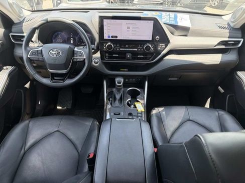Certified 2024 Toyota Highlander Platinum FWD image 23