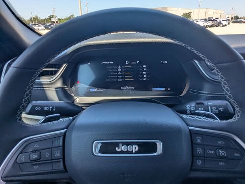 Used 2025 Jeep Grand Cherokee Altitude AWD/4WD image 36