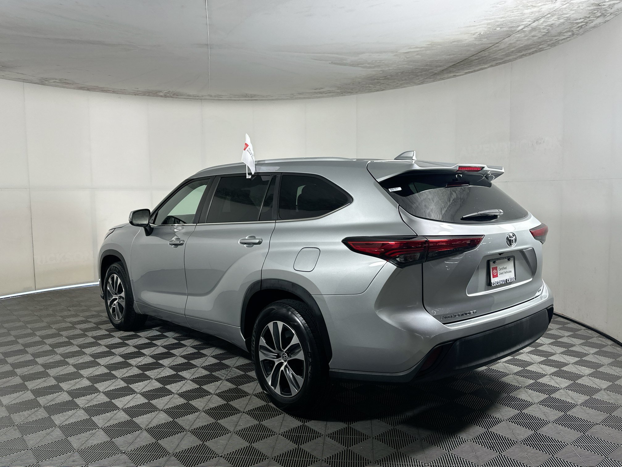 Used 2023 Toyota Highlander XLE FWD image 5