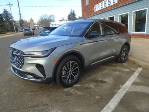 Used 2025 Lincoln Nautilus Premier image 1