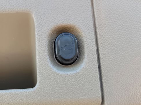 Used 2018 Chevrolet Suburban LT w/ Luxury Package image 10