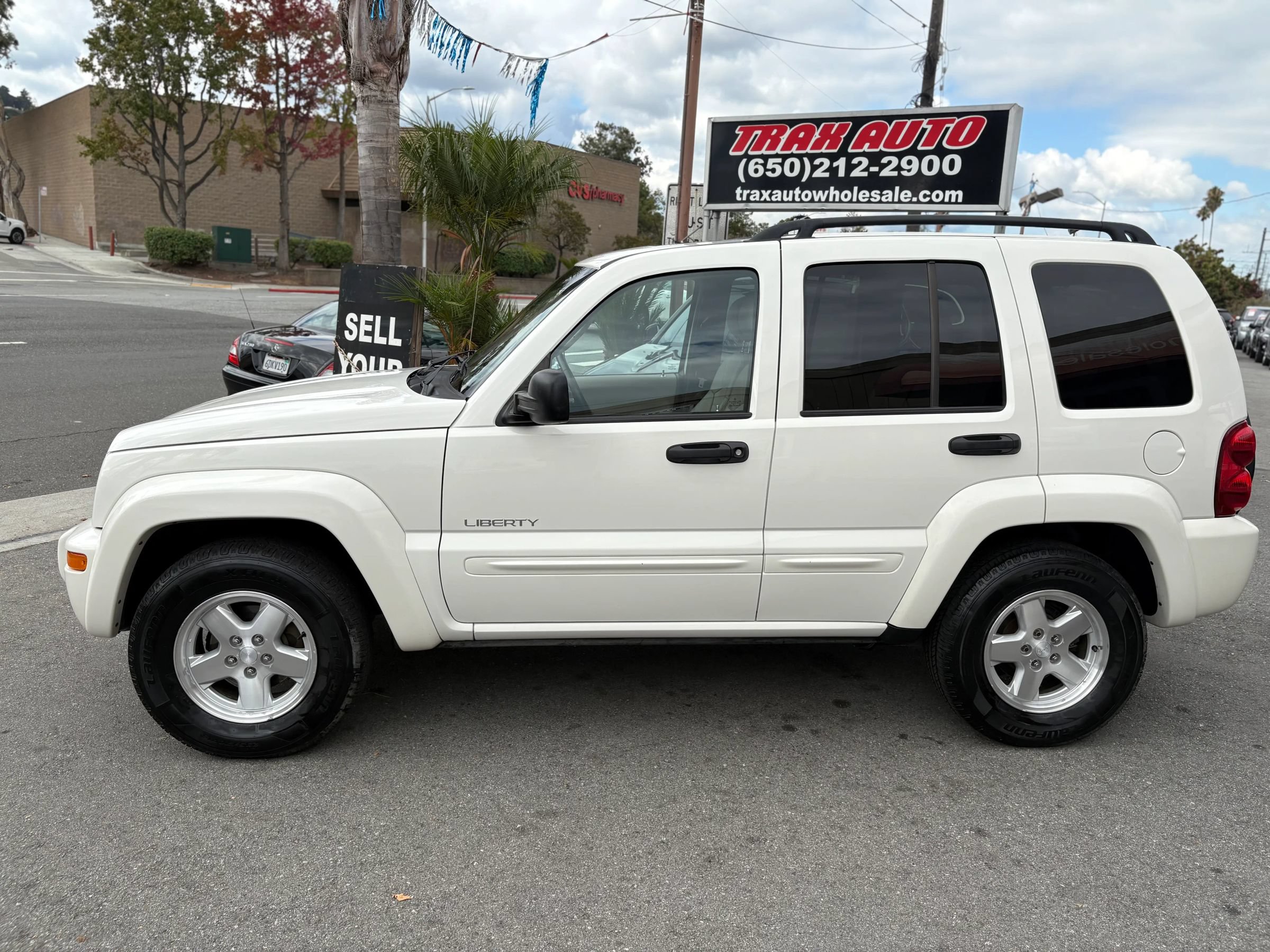 Used 2004 Jeep Liberty Limited w/ Trailer Tow Group AWD/4WD image 4
