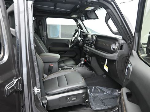 New 2025 Jeep Wrangler Unlimited Sahara w/ Technology Group AWD/4WD image 28